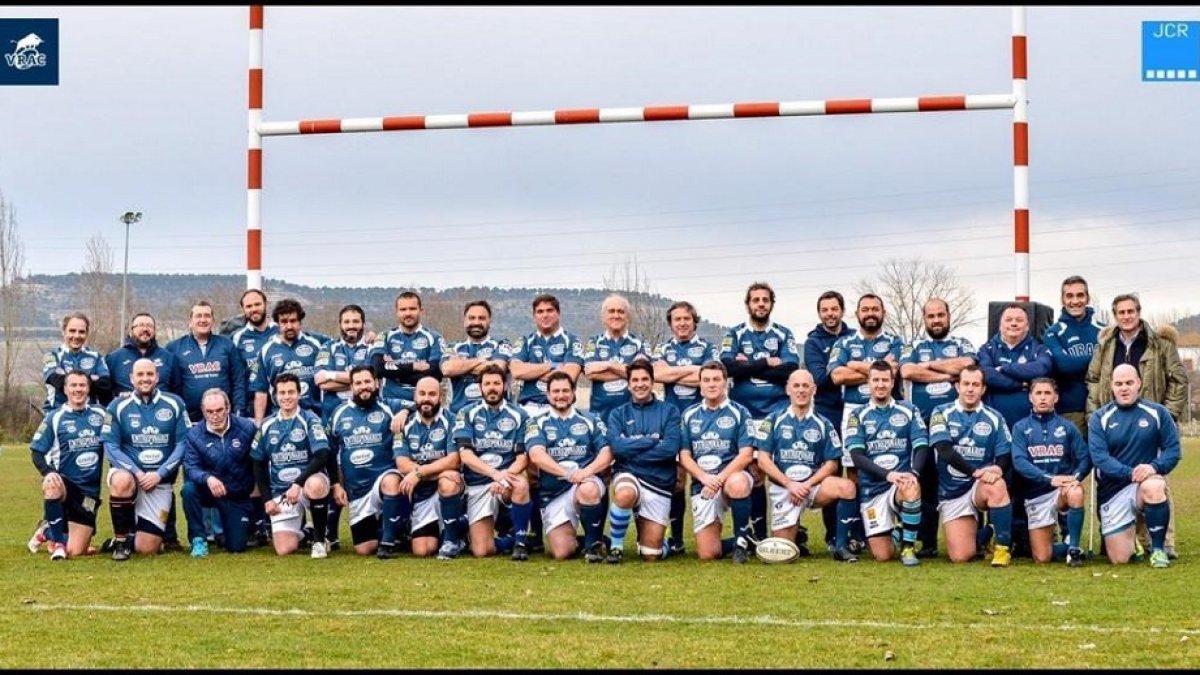 Foto de familia de los Old VRACS, el conjunto veterano del VRAC Quesos Entrepinares, que tomará parte como anfitrión en el Valladolid Rugby Festival. / JRR