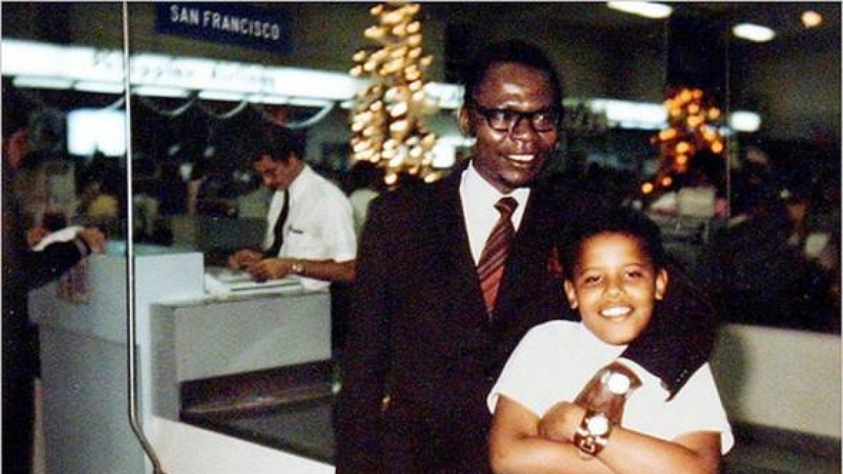 Barack Obama junto a su padre en el aeropuerto de Honolulu, Hawái, en 1971.-Foto: AP PHOTO