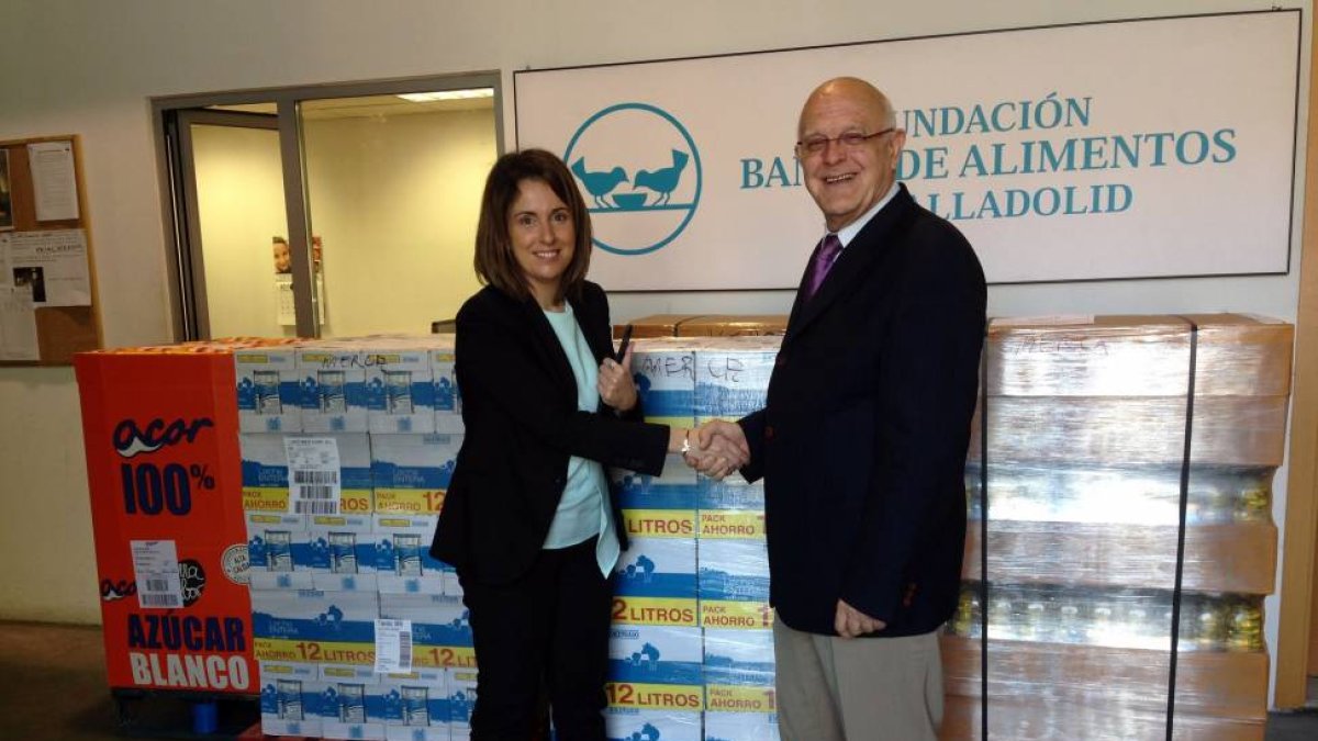 La Gerente de Relaciones Externas de Mercadona en Valladolid, Laura del Palacio, entrega al presidente del Banco de Alimentos de Valladolid, Jesús Mediavilla, más de 5.000 kilos de productos de primera necesidad-Ical