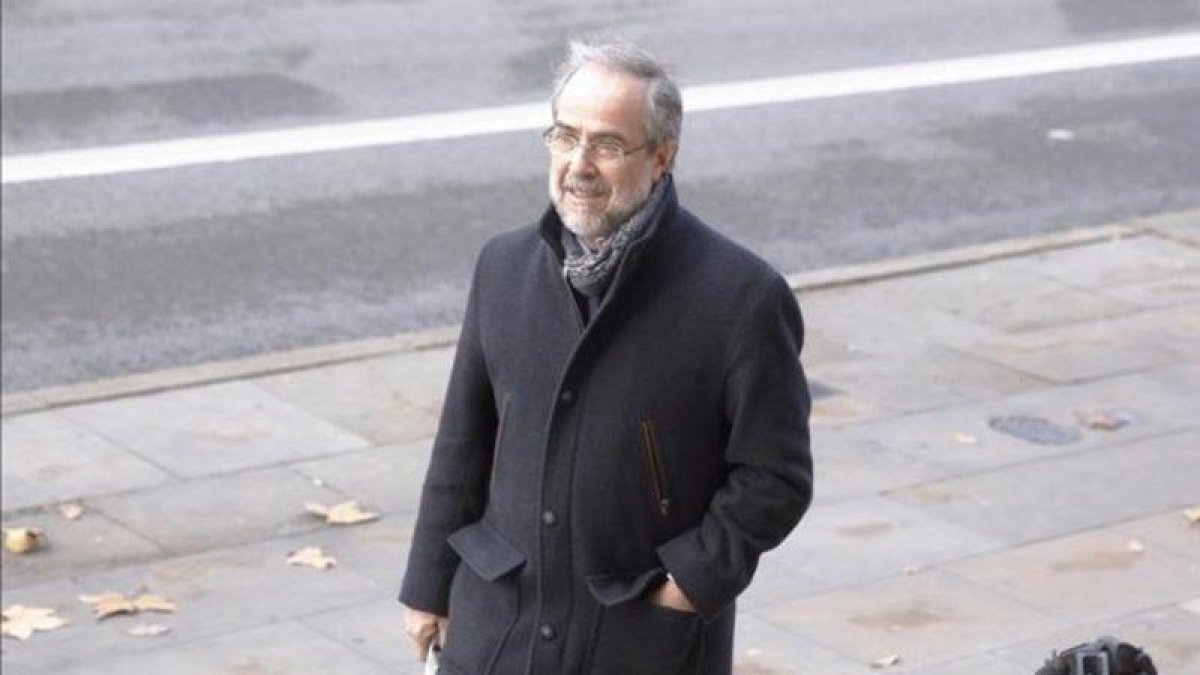 El exsecretario general de la Mesa del Parlament Pere Sol, a su llegada, este miércoles, a los juzgados.-JOAN CORTADELLAS