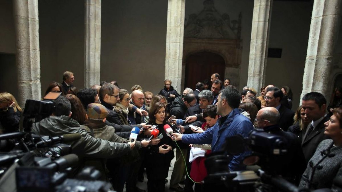 La vicepresidenta del Gobierno, Soraya Sáenz de Santamaría, comparece ante los medios tras su visita a la exposición 'Nada temas, dice ella'.-ICAL