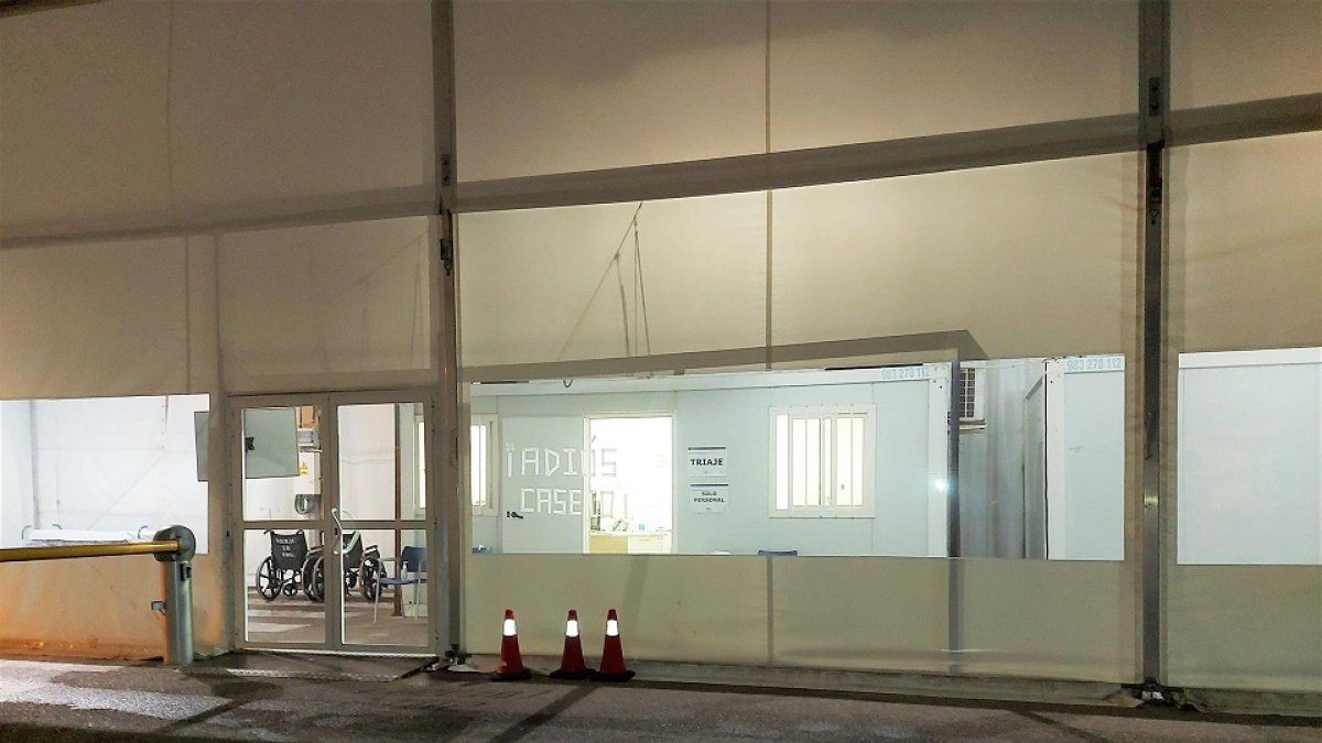 Imagen interior del triaje en el que se puede leer la despedida de los trabajadores a esta zona instalada tras la llegada de la pandemia.- E. PRESS