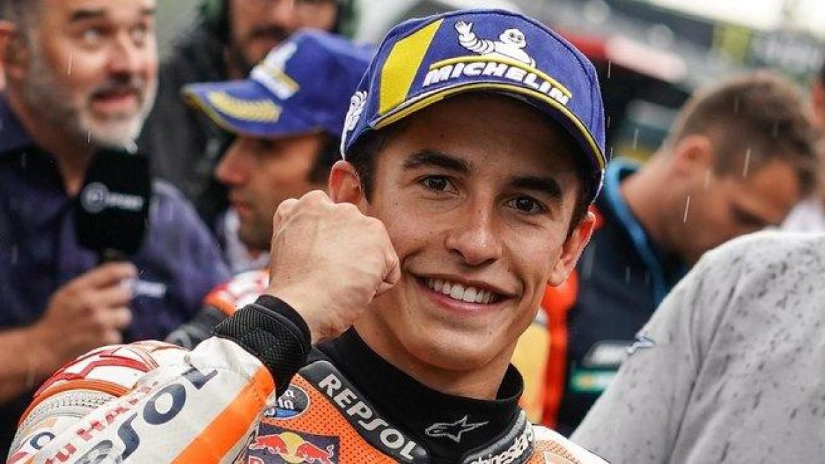 El campeonísimo Marc Márquez (Honda) ha celebrado, hoy, con este gesto, en Brno, su ’pole’ nº 86, cifra récord de todos los tiempos.-ALEJANDRO CERESUELA