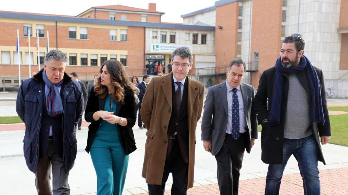 El director de la Oficina Económica de La Moncloa, Álvaro Nadal, participa en un acto público en la Universidad Europea Miguel de Cervantes. Junto a él, de izquierda a derecha, el candidato número uno al Congreso, Tomás Burgos; la rectora de la UEMC, Imel-ICAL