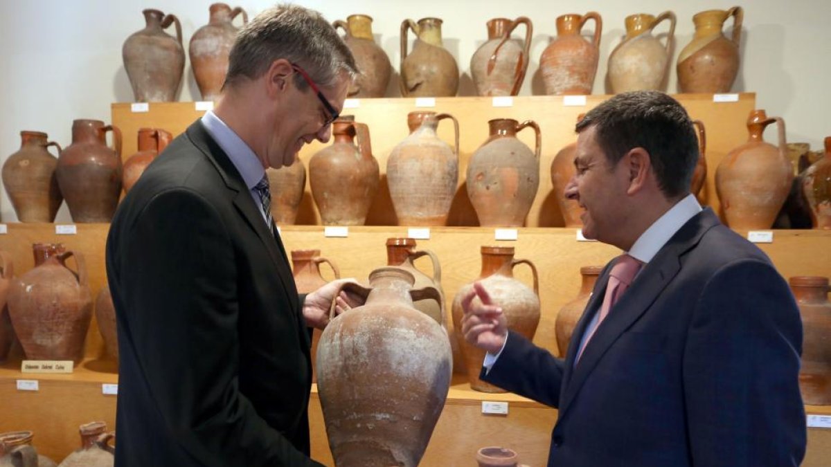 El consejero de Empleo, Carlos Fernández Carriedo, visita el Museo del Cántaro de Valoria La Buena (Valladolid), uno de los proyectos realizados con las subvenciones.-ICAL