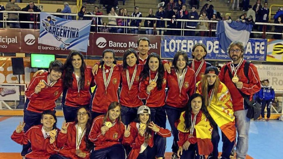 La selección española de Hockey línea posa con las medallas de bronce logradas en el Mundial. Laura Alvarado es la segunda por la izquierda (abajo), Alicia González y Lucía Ruíz son la cuarta y la sexta por la izquierda (arriba).-EM