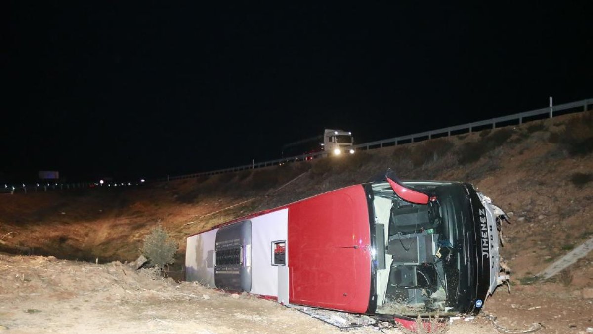 El autocar volcó y se despeñó por un terraplén de unos siete metros.-RAÚL OCHOA