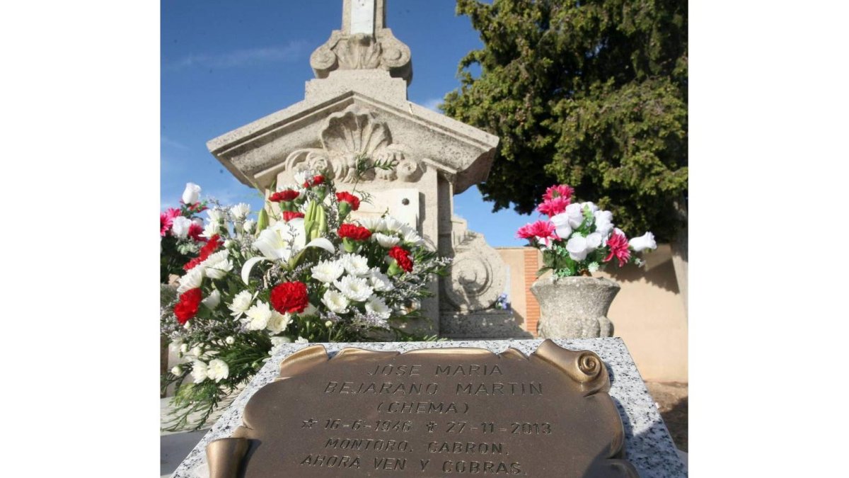 Epitafio en la tumba de José María Bejarano Martín haciendo alusión al ministro Montoro, en el cementerio de San Pedro de Latarce (Valladolid)-Ical