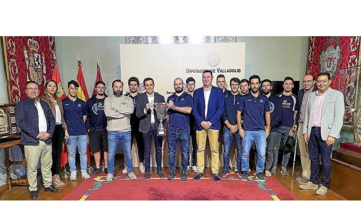 Los jugadores del CPLV y Ángel Ruiz posan con el presidente de la Diputación y otras autoridades en el Palacio Pimentel. EM-E. M.