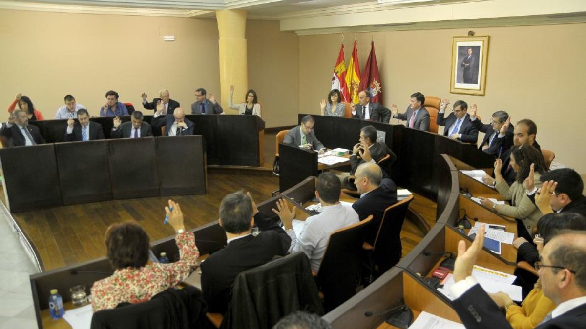 La Diputación Provincial de Segovia debate y somete a votación sus presupuestos para 2016.-ICAL