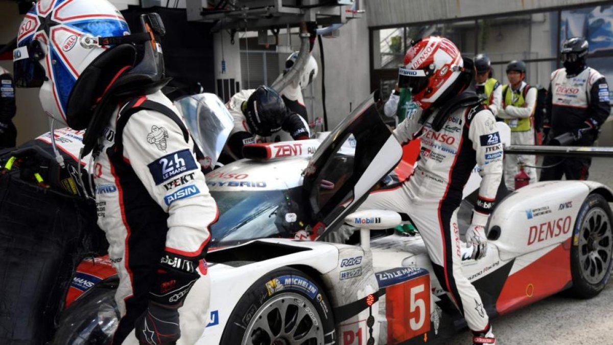 El japonés Kazuki Nakajima releva a Anthony Davidson del Toyota TSO50 Hybrid N°5 en las 24 Horas de Le Mans, este domingo.-AFP