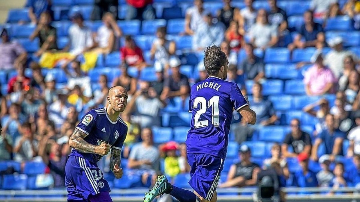 Sandro persigue a Míchel después de que éste marcase el primer gol del partido, convirtiendo un penalti hecho a Plano.-PHOTO-DEPORTE