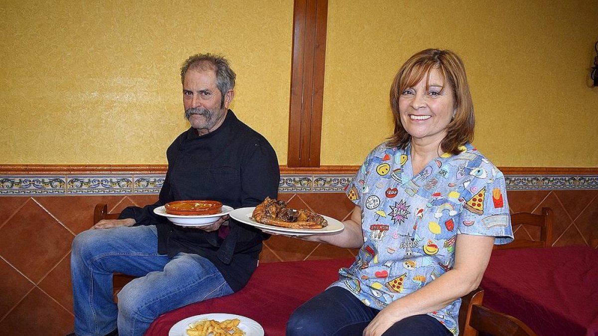 Tomás Miguélez y Sindy Chamorro en el comedor del restaurante Chamu, en Bercianos del Páramo.-