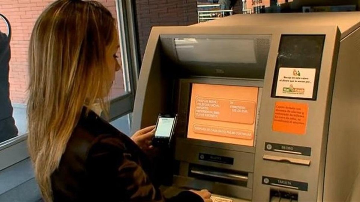 Estafa cometida a través de teléfonos móviles y cajeros.-EUROPA PRESS