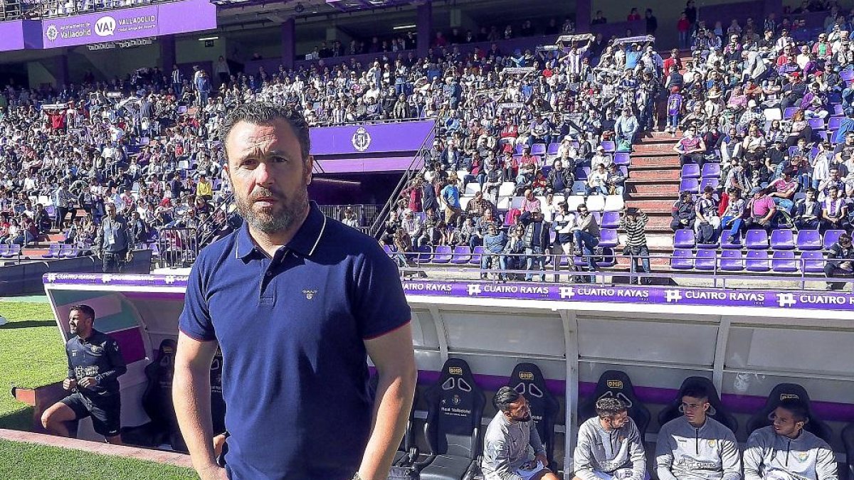 El banquillo del Real Valladolid con el técnico Sergio González delante.-PABLO REQUEJO