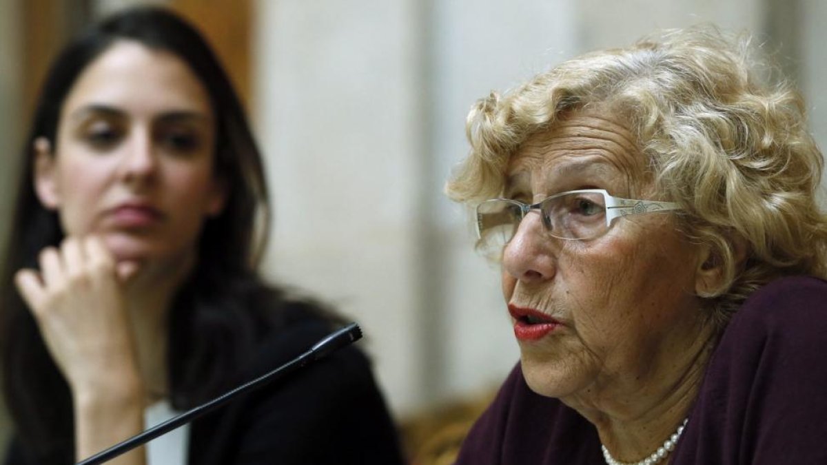 La alcaldesa de Madrid, Manuela Carmena, junto a la portavoz municipal, Rita Maestre-EFE / MARISCAL