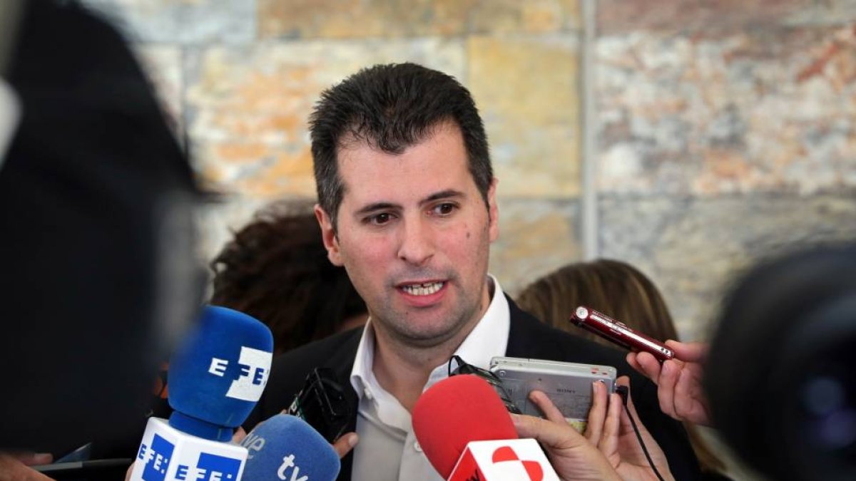 El secretario general del PSCyL-PSOE, Luis Tudanca, tras reunirse con el delegado de Ciudadanos en la Comunidad, Luis Fuentes-Ical