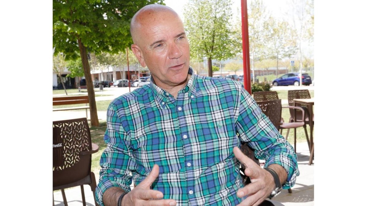 Miguel Rivera, entrenador del Real Valladolid B, ayer en la ciudad.-J.M. LOSTAU