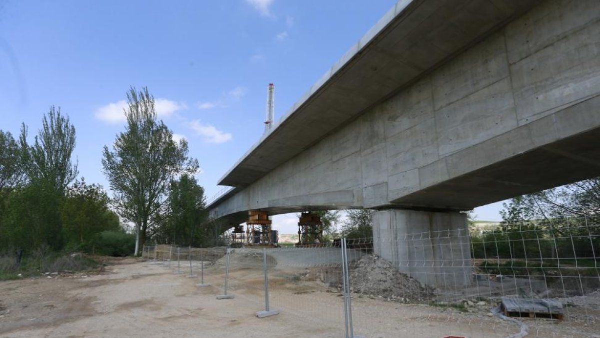 Si la empresa que desmantela el puente sigue cumpliendo los plazos estará demolido en dos meses y reconstruido para mediados de octubre.-RAÚL OCHOA