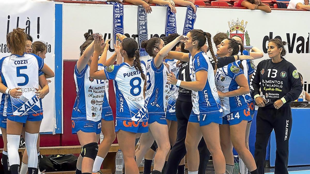 Las jugadoras del Aula se felicitan tras la victoria en su primer partido de Liga.-PABLO REQUEJO