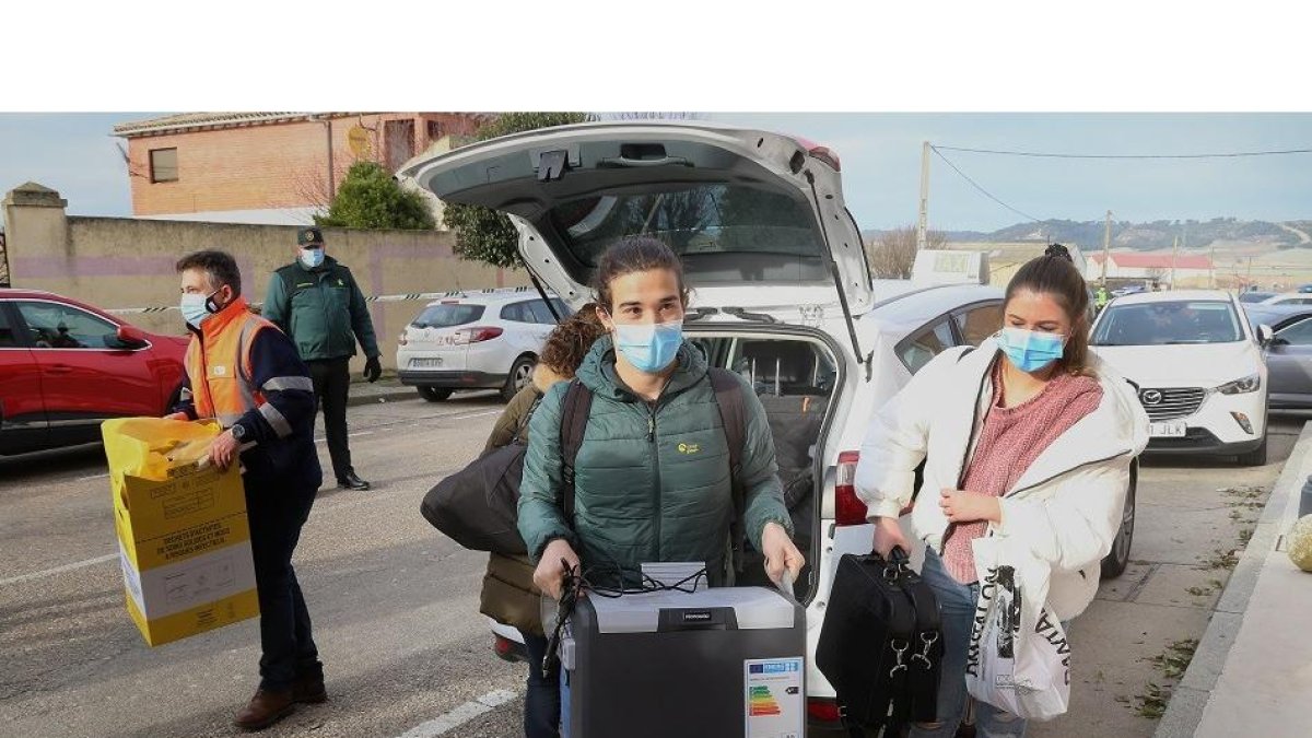 Profesionales sanitarios con las vacunas. ICAL