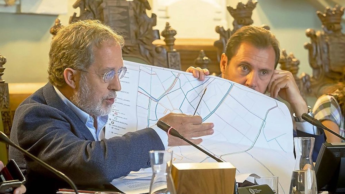 Manuel Saravia presentando la propuesta de los planos de los diez distritos vallisoletanos.-PABLO REQUEJO/PHOTOGENIC