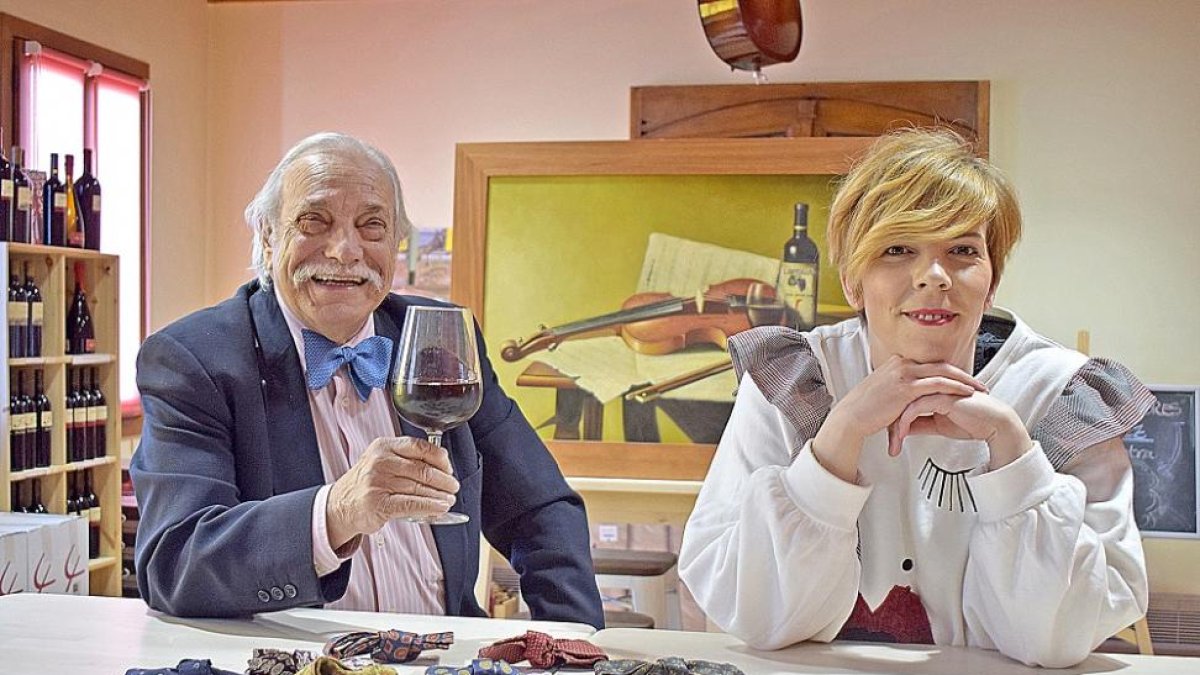 Juan Antonio Fernández, junto a su hija Beatriz, con una copa de tinta de Toro y sus famosas pajaritas.-ARGICOMUNICACIÓN