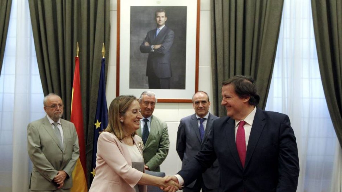 La ministra de Fomento, Ana Pastor firma un convenio con las sociedades concesionarias de autopistas, en la imagen con el presidente de Europistas, Javier Pérez-ICAL