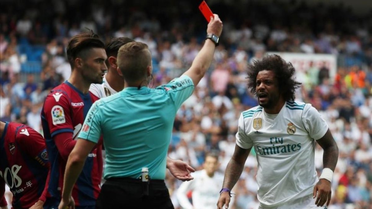 Hernández Hernández expulsa a Marcelo tras golpear a Lerma en el Madrid-Levante-SUSANA VERA