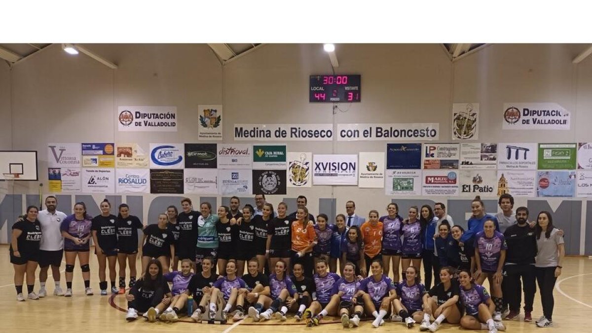 Foto de familia tras el Trofeo entre el Aula y el Cleba Leon. / V. G. DE GARIBAY