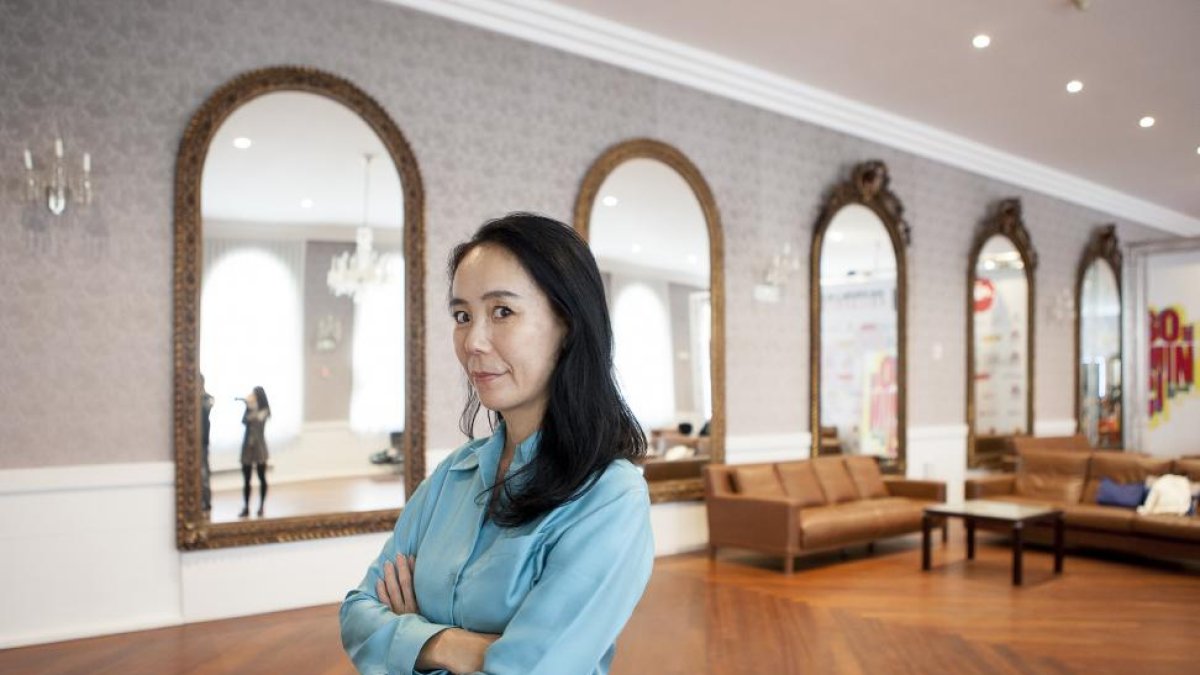 Naomi Kawase, directora de ‘Una pastelería en Tokio’, ayer, en el Salón de los Espejos del teatro Calderón.-J.C. Castillo