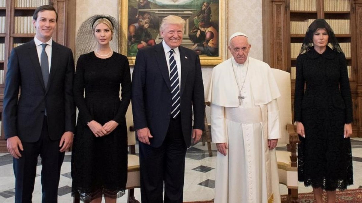 De izquierda a derecha, Jared Kushner (yerno del presidente de EEUU), Ivanka Trump, Donald Trump, el Papa y Melania Trump, en el Vaticano el 24 de mayo.-REUTERS / OSSERVATORE ROMANO