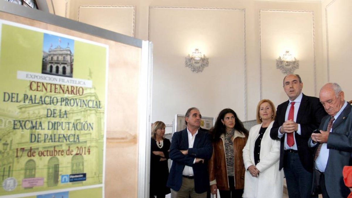 El presidente de la Diputación, José María Hernández (2D) presenta una exposición filatélica dentro de la la programación que la institución provincial ha preparado para conmemorar el centenario de la inauguración del Palacio Provincial-Ical