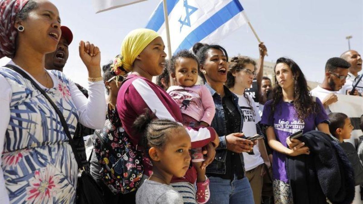 Inmigrantes africanos en Israel y ciudadanos israelíes protestan este martes en Jerusalén contra las políticas migratorias del Gobierno de Netanyahu.-MENAHEM KAHANA / AFP