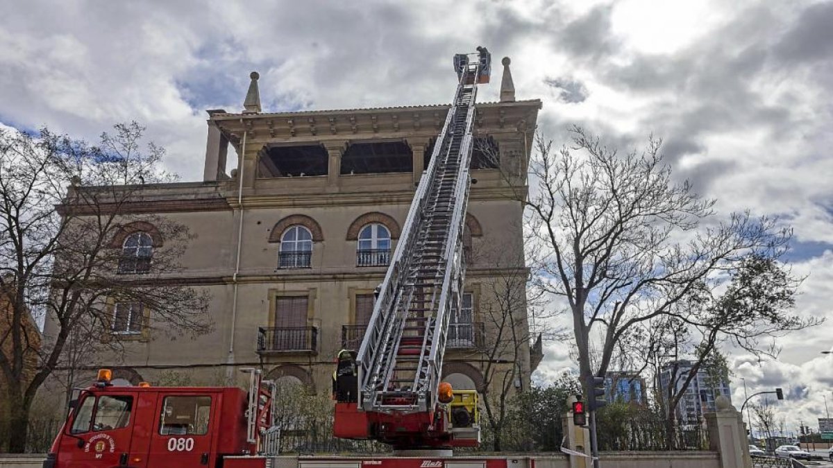 Los bomberos, ayer, retiran un canalón del cuartel de Farnesio.-PABLO REQUEJO