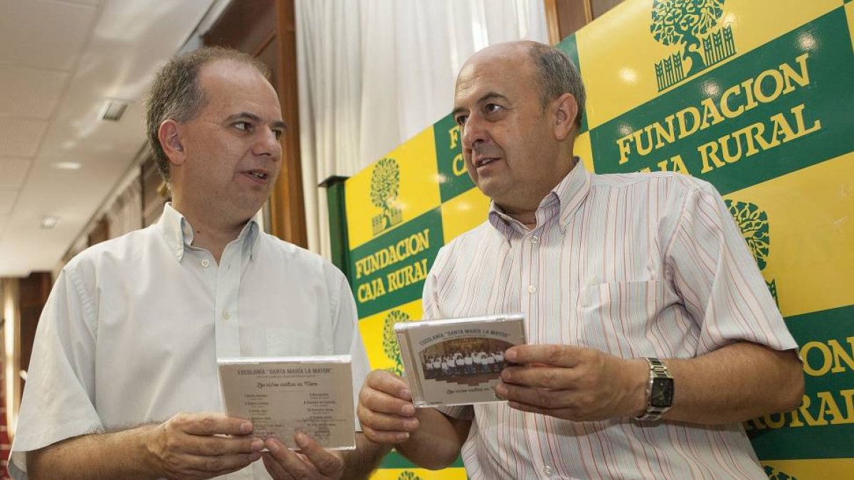 El director de la Escolanía, Ángel del Palacio, y el secretario de la fundación científica caja rural, Feliciano Ferrero, durante la presentación del disco grabado por la Escolanía Santa María la Mayor, de Toro (Zamora).-Ical
