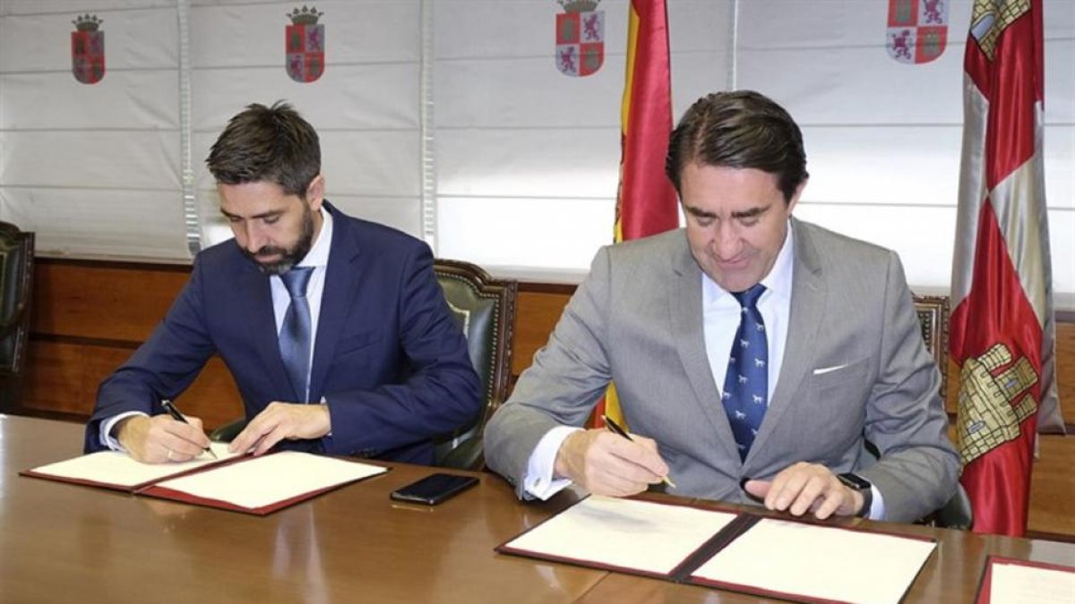 El consejero de Fomento y Medio Ambiente, Juan Carlos Suárez-Quiñones (D).-EUROPA PRESS