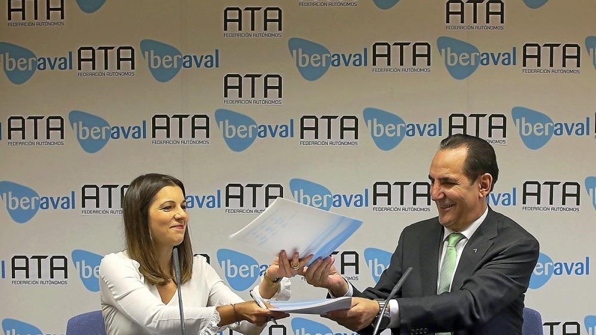 Soraya Mayo y José Rolando Álvarez, ayer, en la firma del convenio.-ICAL