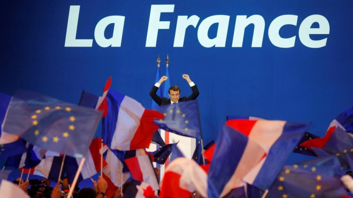 Emmanuel Macron celebra el domingo en la noche su victoria en la primera vuelta electoral.-PHILIPPE WOJAZER