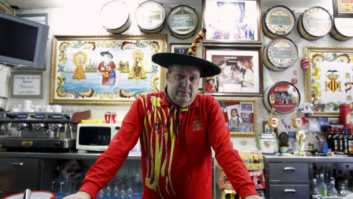 Manuel Cáceres, conocido como Manolo el del Bombo, posa en el bar que regentó en Valencia-KF (EFE)