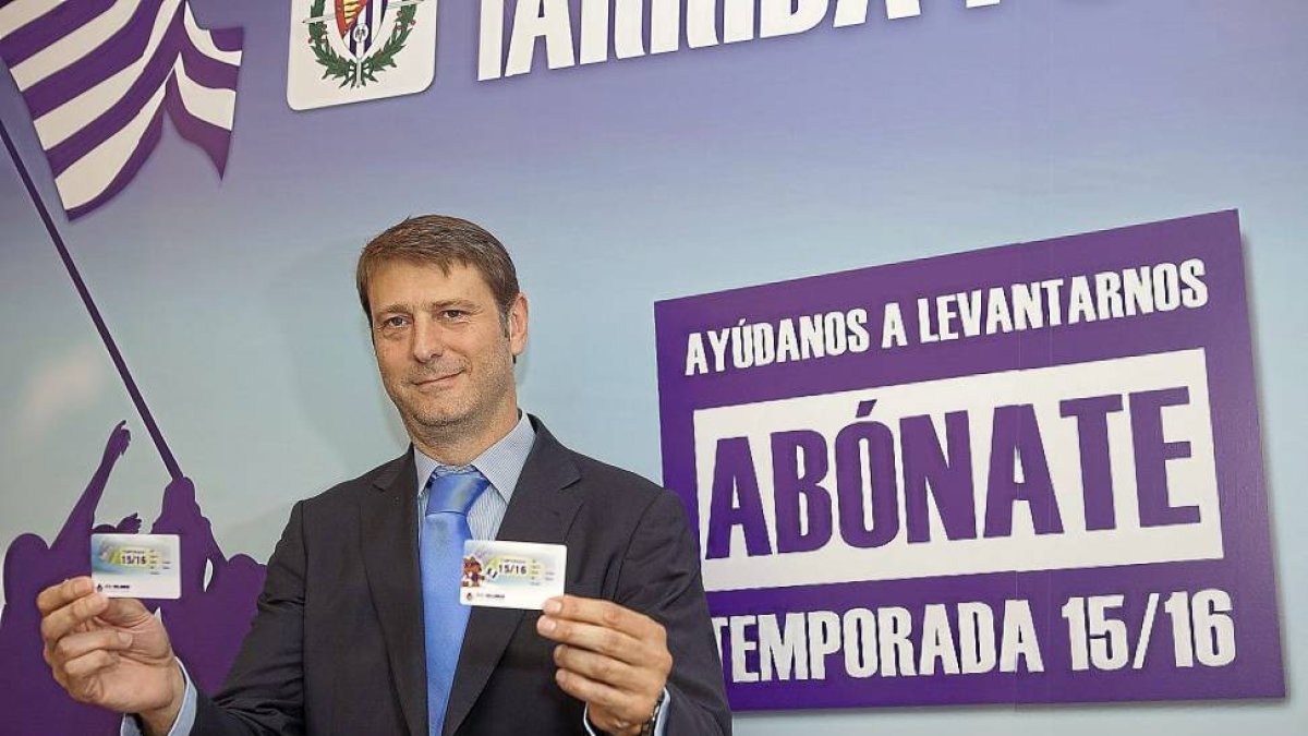 Suárez posa con dos abonos.-José C. Castillo