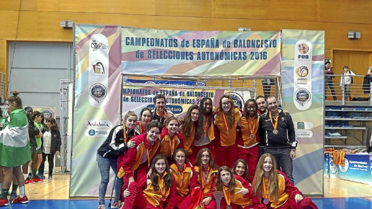 Las jugadoras cadetes posan con sus medallas en la celebración del tercer puesto.-El Mundo