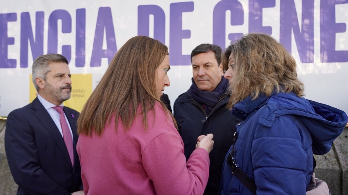 Virginia Barcones, junto a Julio López Revuelta y Carlos Fernández Carriedo, en el minuto de silencio en la Delegación.-ICAL