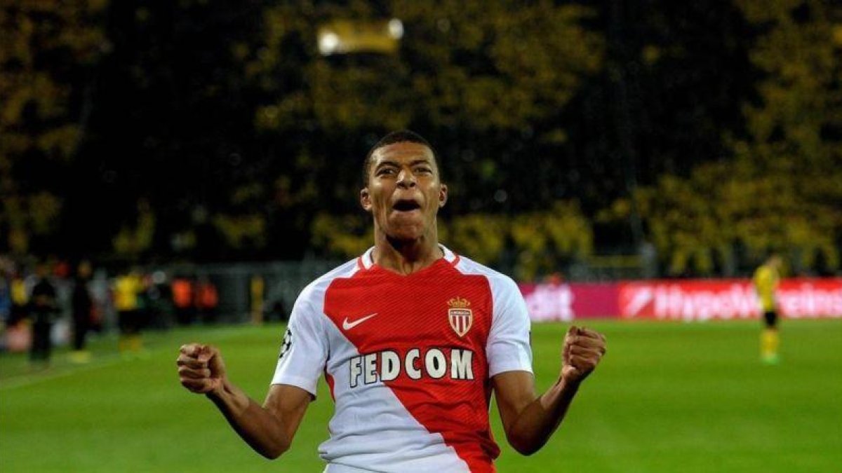 Mbappé celebra el segundo gol de su cuenta particular.-AFP / SASCHA SCHUERMANN