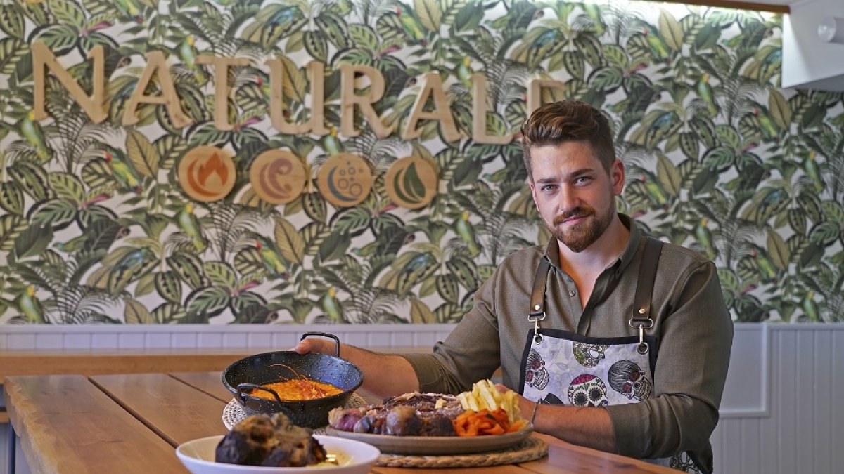 Gabriel Díez, con tres de sus propuestas en el interior de su restaurante Naturale. / E.M.