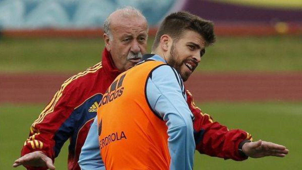 Del Bosque da instrucciones a Piqué en un entrenamiento.-Foto: EFE / JUAN CARLOS CÁRDENAS