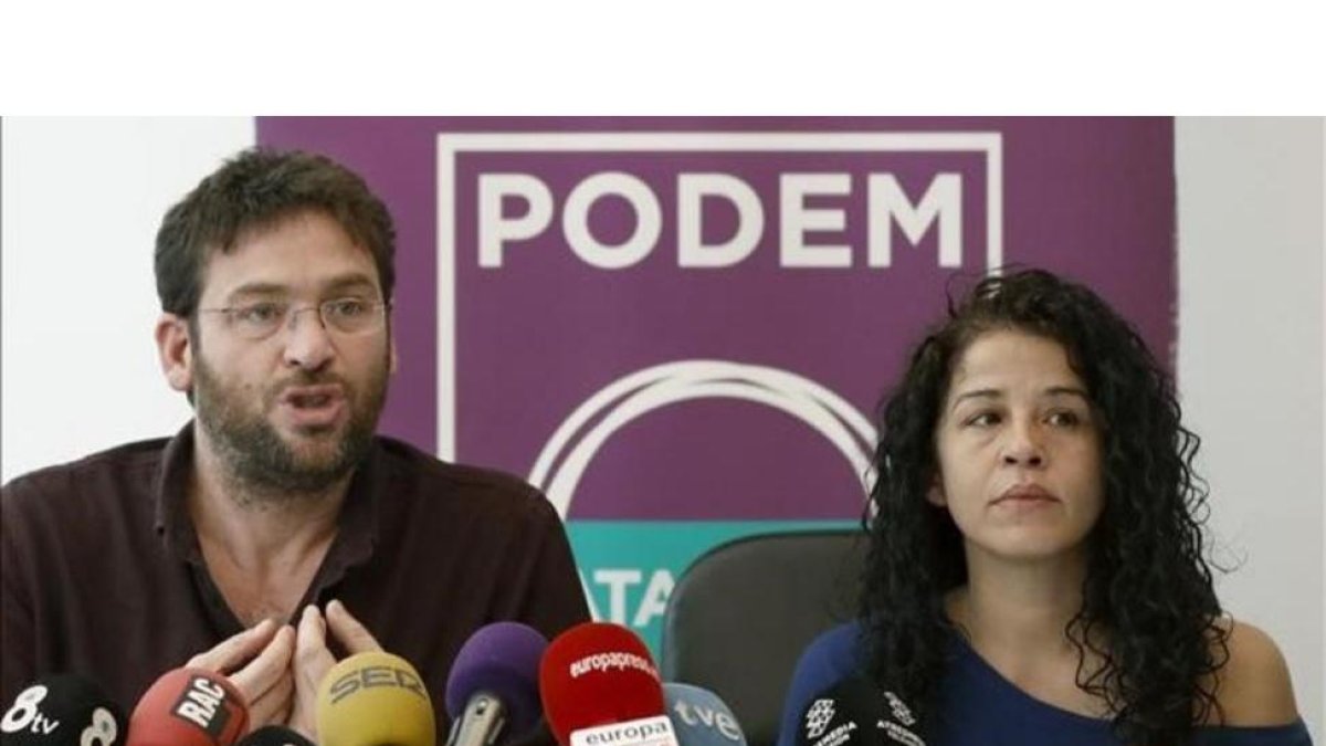 Albano Dante Fachin junto a Ruth Moreta, en la sede de Podem.-EFE/ ANDREU DALMAU