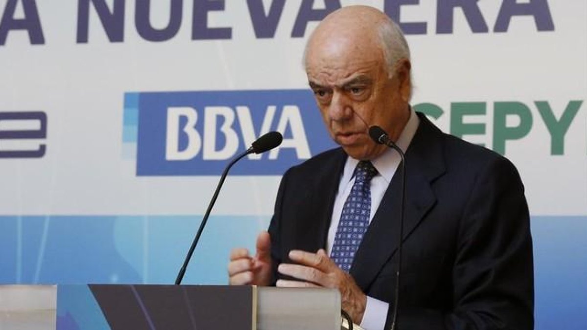 El presidente del BBVA, Francisco González, durante su intervención en el encuentro organizado por la CEOE y Cepyme.-EFE / SERGIO BARRENECHEA