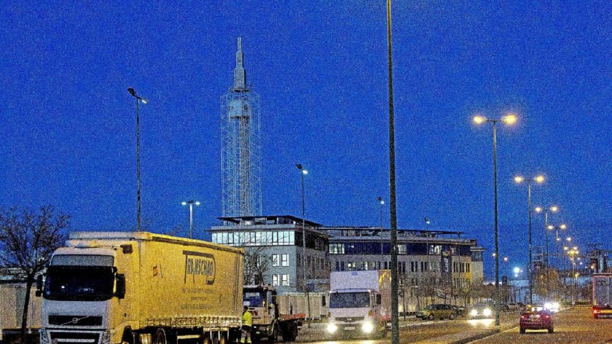 Avenida del Euro de Valladolid, junto a Centrolid, en la que se acopló el menor al camión el pasado martes cuando estaba aparcado.-J. M. LOSTAU