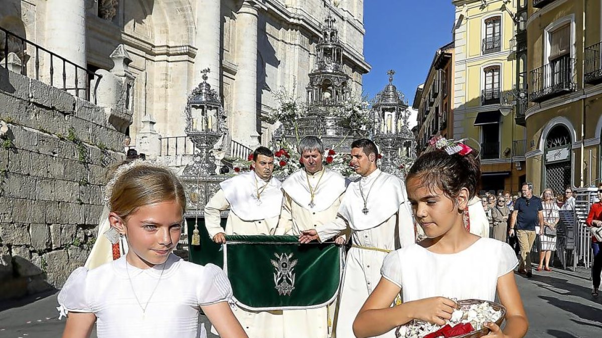 Salida de la procesión de la catedral, con dos niñas vestidas de primera comunión al frente.-J.M. LOSTAU